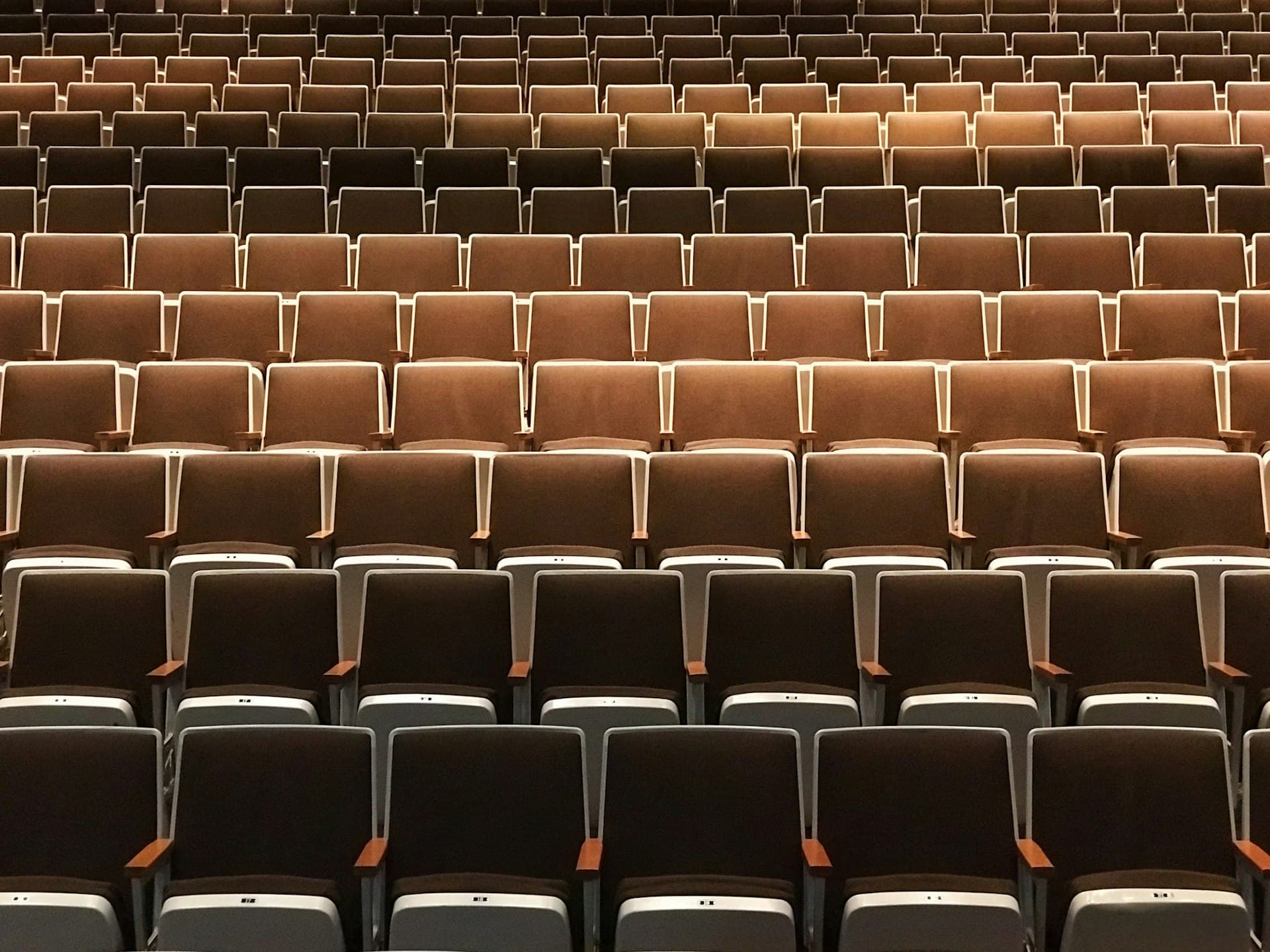 Auditorio moderno con butacas