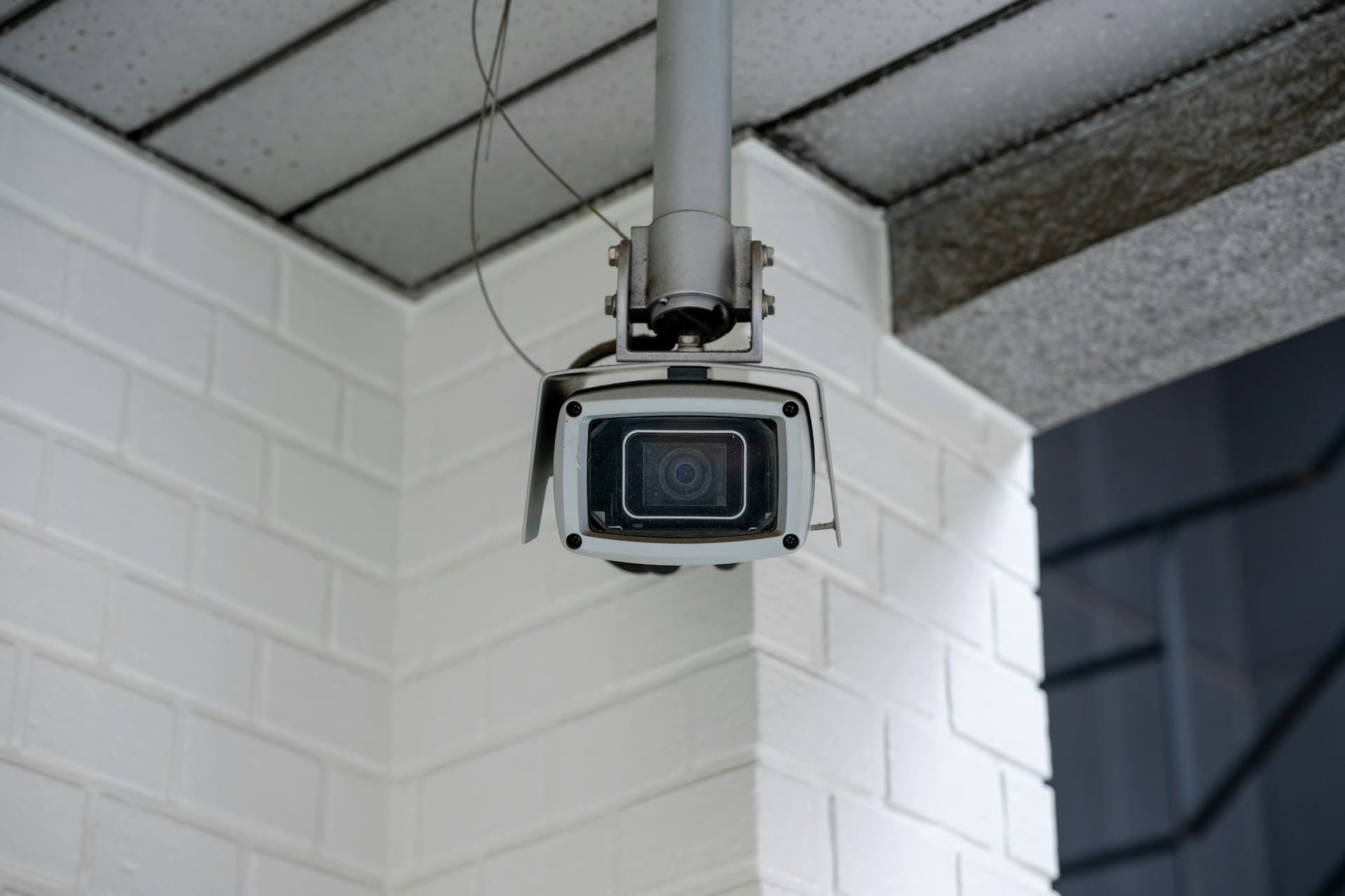 Cámara de seguridad instalada en un edificio