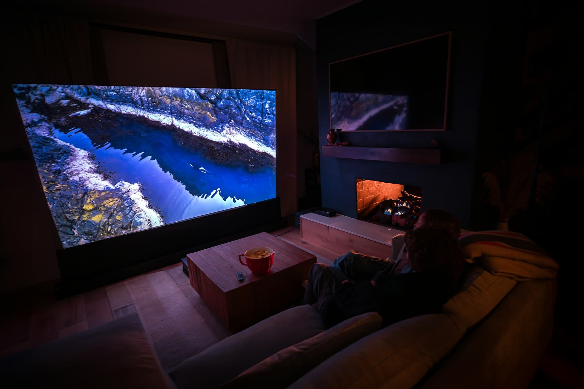 Sala de cine en casa con proyección y sonido envolvente