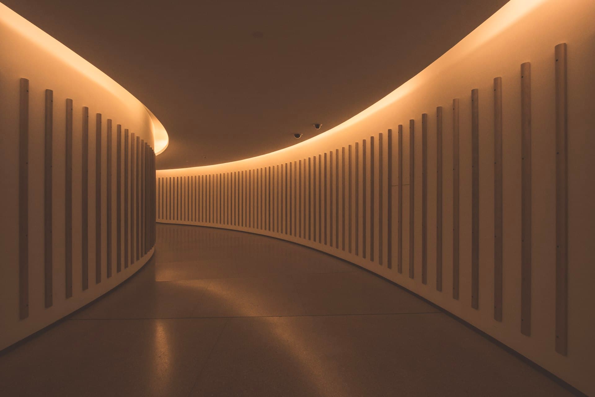 Corredor arquitectónico iluminado con LED cálido